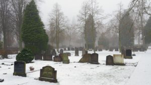 Besneeuwde grafstenen op de begraafplaats van Brummen