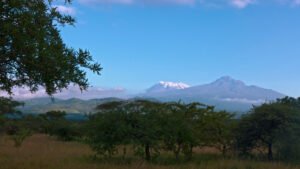 Uitzicht op de Kilimanjaro vanaf kampeerplek bij Lake Chala