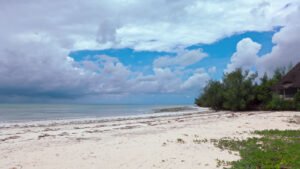 Wolkenlucht op het strand van Zanzibar