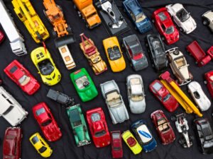 Speelgoed autootjes op de kofferbakmarkt langs het Kanaal in Ape