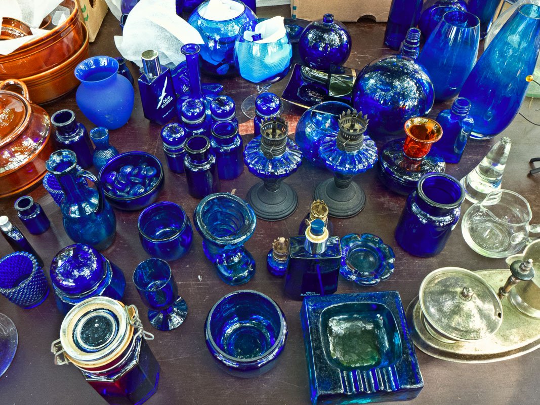 Vervallen Kanon bundel Blauw glaswerk op de kofferbakmarkt langs het Kanaal in Apeldoor – Jan Hof  photograpy