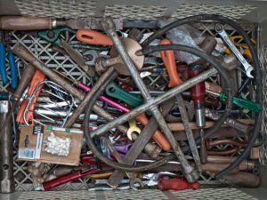 Verschillende gereedschappen en onderdelen op de kofferbakmarkt