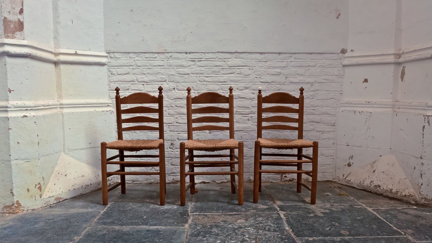 3 stoelen in de hal van de Lebuinus kerk