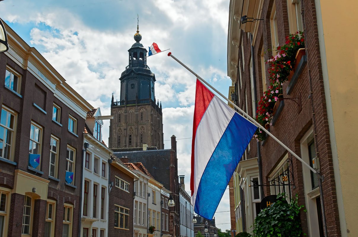 De vlag halfstok in Zutphen bij de begrafenis van prins Friso