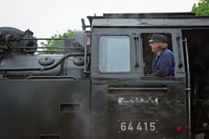 De machinist op een trein tijdens het stoomtreinenfestival
