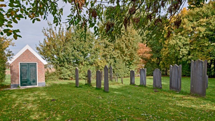 Grafstenen en metaheerhuisje op de Joodse begraafplaats in Bronkhorst