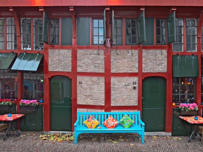 Vrolijk gekleurd bankje voor oud huis in Amersfoort