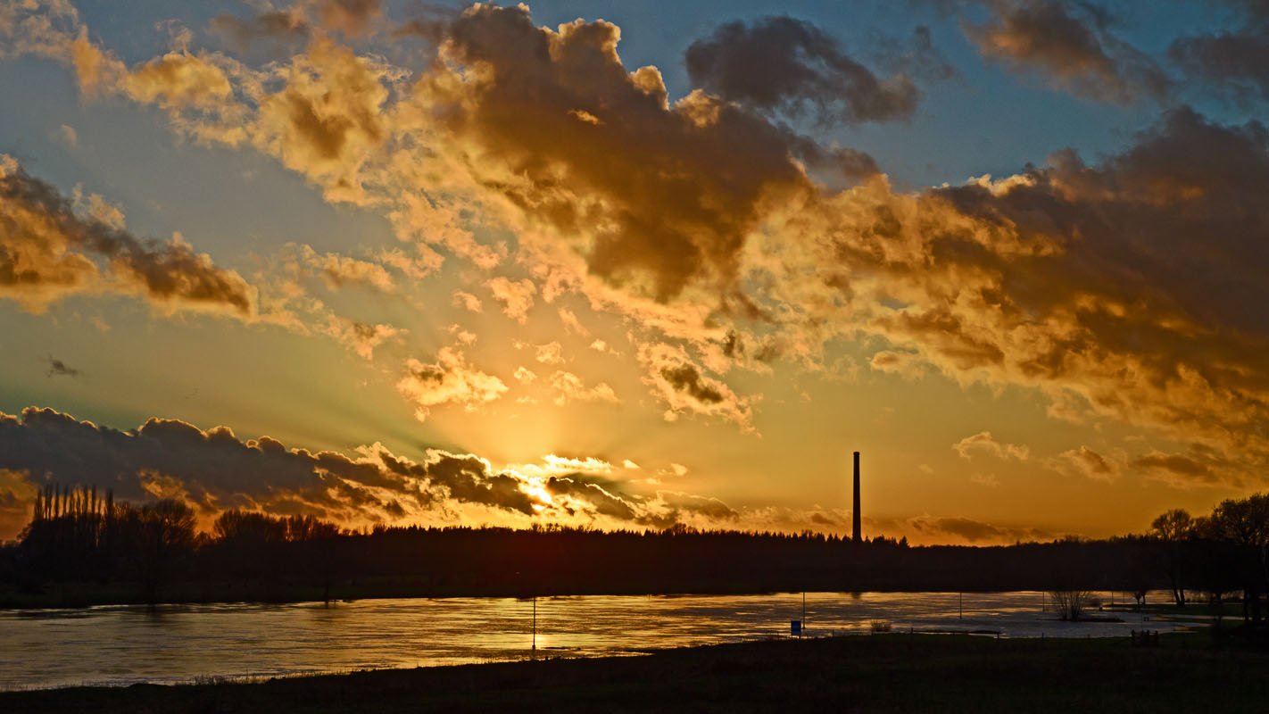 De zonsondergang bij Veessen langs de IJssel