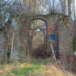 De gesloten toegangspoort tot de ruine van kasteel nijenbeek in