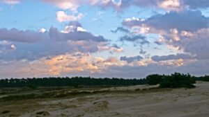 Zonsondergang boven een zandverstuiving op de Hoge Veluwe