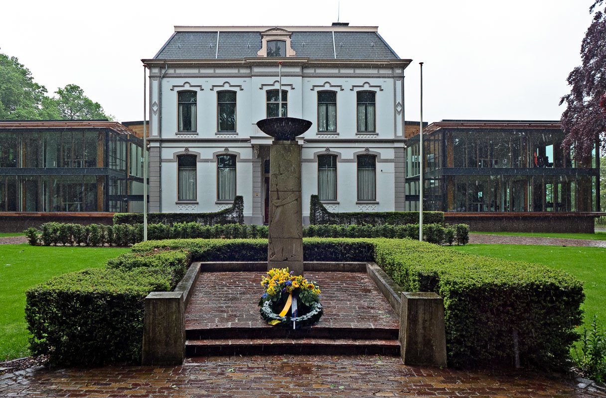 Herdenking van de tweede wereldoorlog bij het gemeentehuis van B