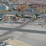 De kruising tussen het vliegveld van Gibraltar en de grensweg met Spanje