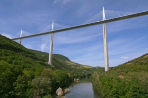 De brug van Millau gaat over het riviertje de Tarn
