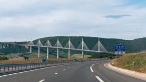 Snelweg over de brug van Millau