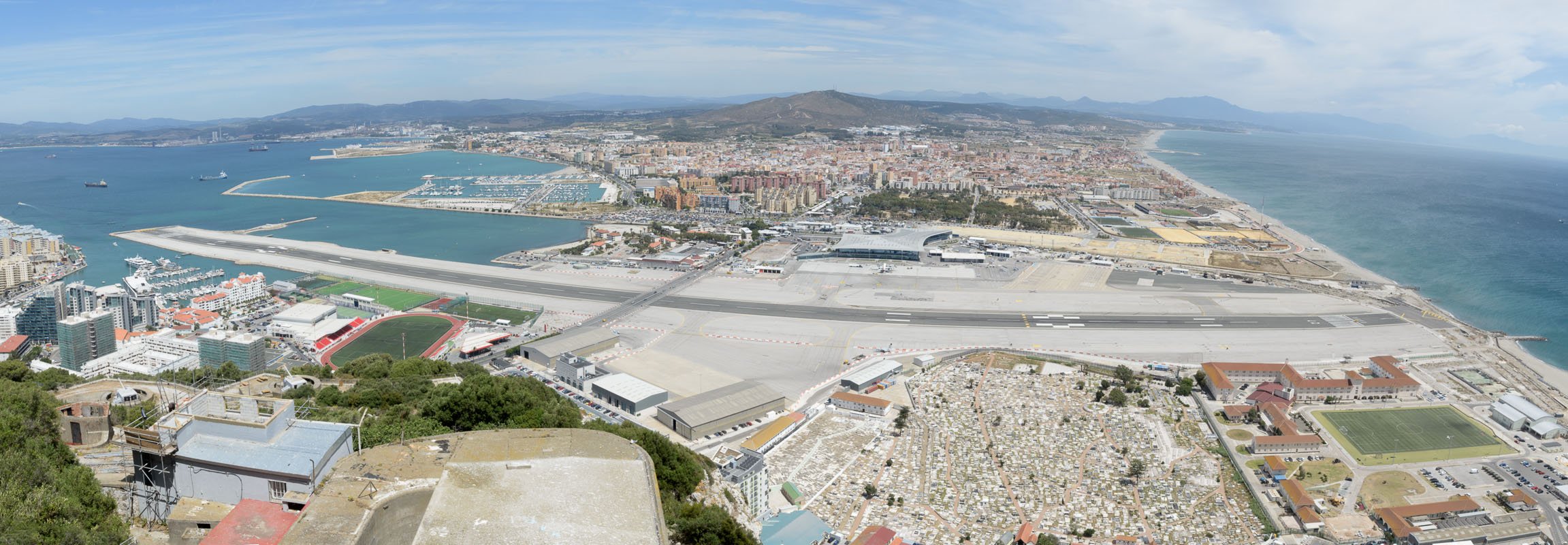 Panoroma van het vliegveld van Gibraltar.