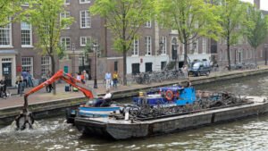 Fietsenvissers in de grachten van Amsterdam