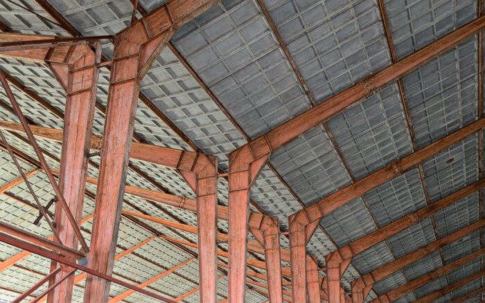 De spanten en het grijze plafond van een loods in de voormalige zwitsal fabrieken aan de Vlijtseweg in Apeldoorn