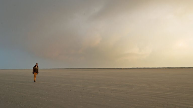 Wandelen op het lege strand van Schiermonnikoog