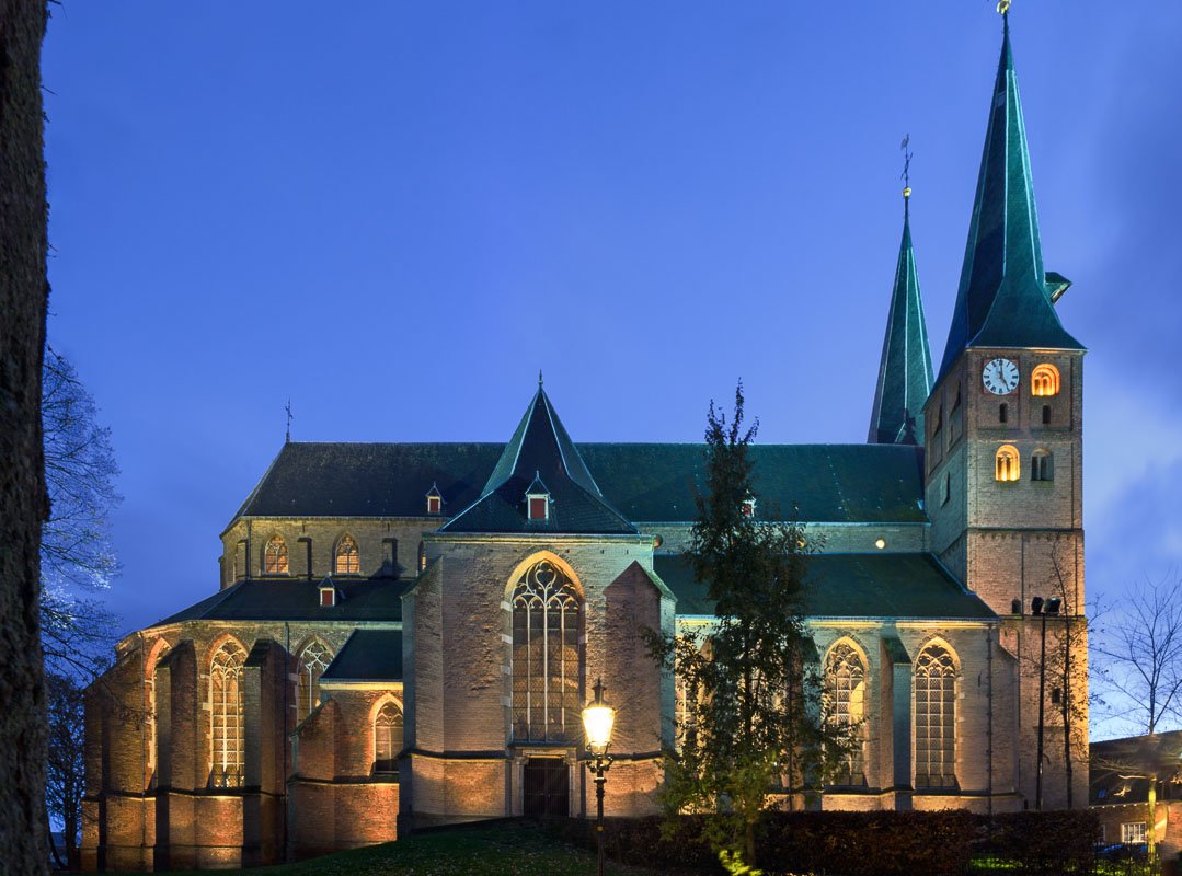 Deventer in de schemering - de bergkerk staat in de schijnwerpers