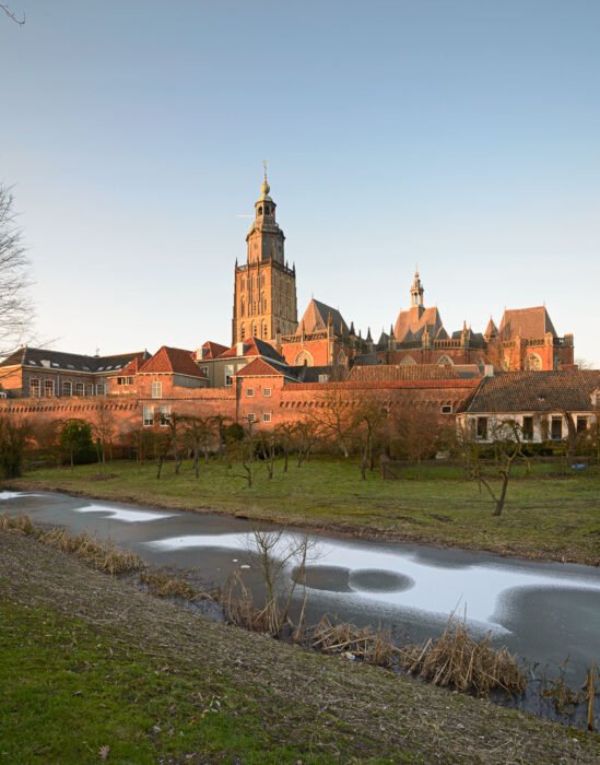 De torens van Zutphen: de walburgiskerk in het avondlicht op een winterse februari dag