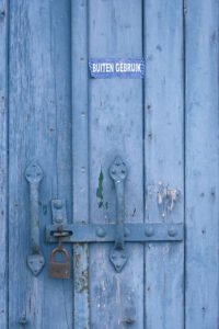 Voor gesloten deuren: blauwe deur is op slot en ook buiten gebruik