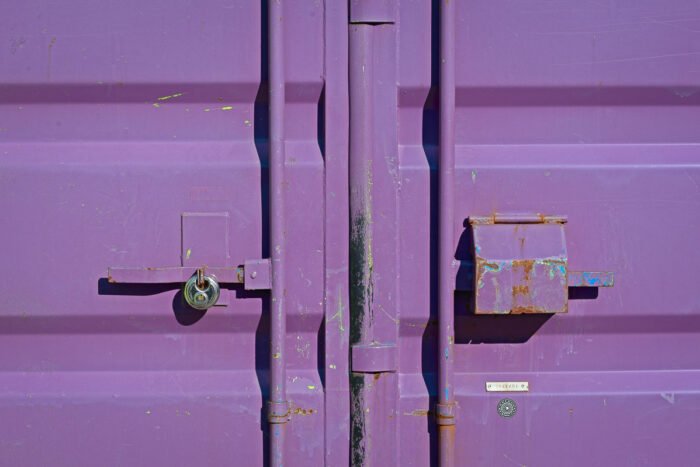 Voor gesloten deuren: de deuren van een container op een bouwplaats