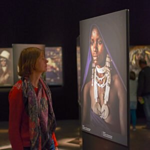 Kijken naar een foto van Jimmy Nelson in het Afrika Museum