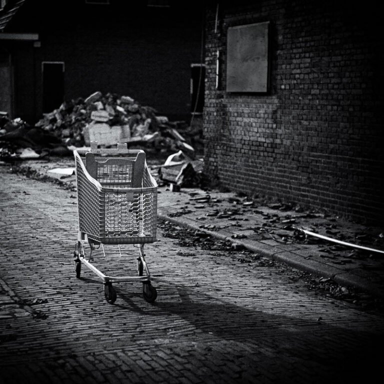 Een verlaten winkelwagen achtergelaten in het Marswegkwartier in Zutphen
