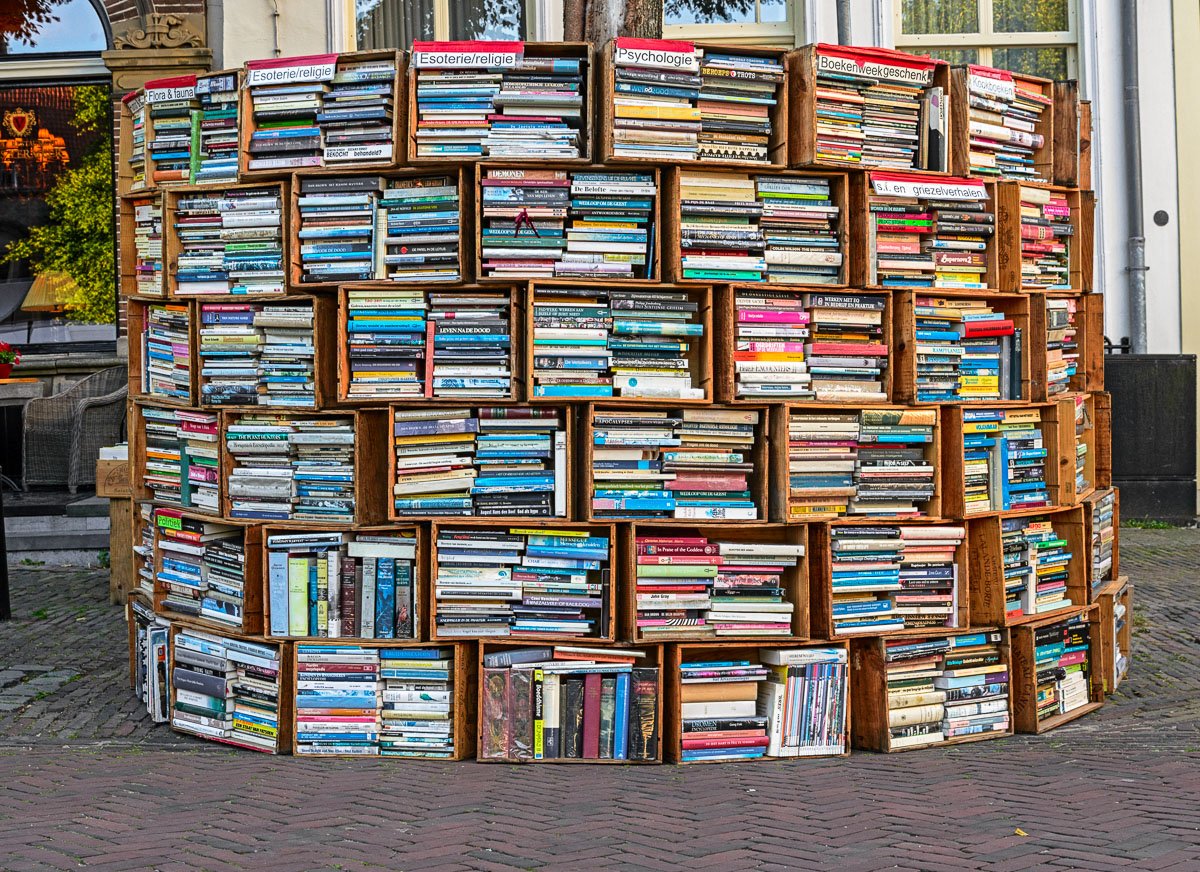 Boeken in wijnkisten op de Deventer boekenmarkt