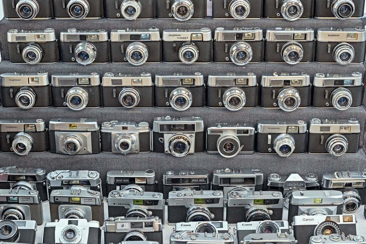Veel oude chromen fototoestellen op de fotografica markt in Doesburg