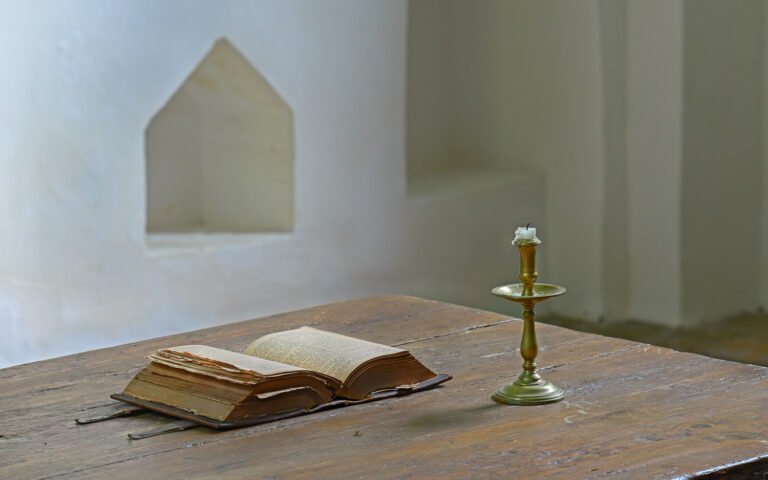 Een oude bijbel in de kerk van Westeremden