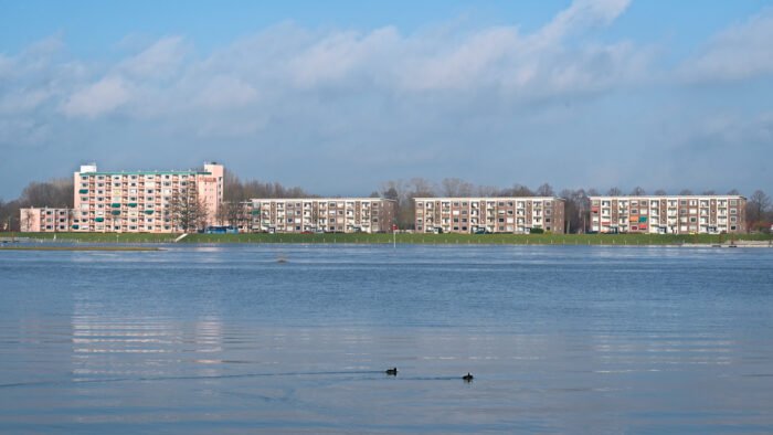 Hoog water - flats in Deventer kijken uit op de IJssel