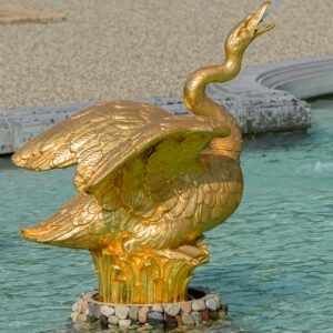 Blingbling - gouden zwaan als spuitfiguur in een fontein in de paleistuin van
