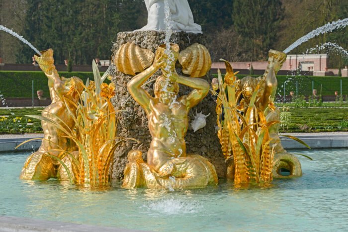 Blingbling met gouden beelden bij het grote fontein in de paleistuin van het Loo.