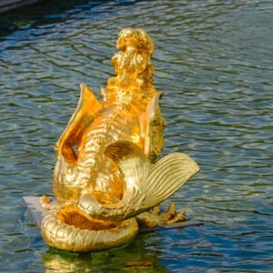 Blingbling - een gouden draak fontein in de paleis tuin van het Loo in Apeldoorn