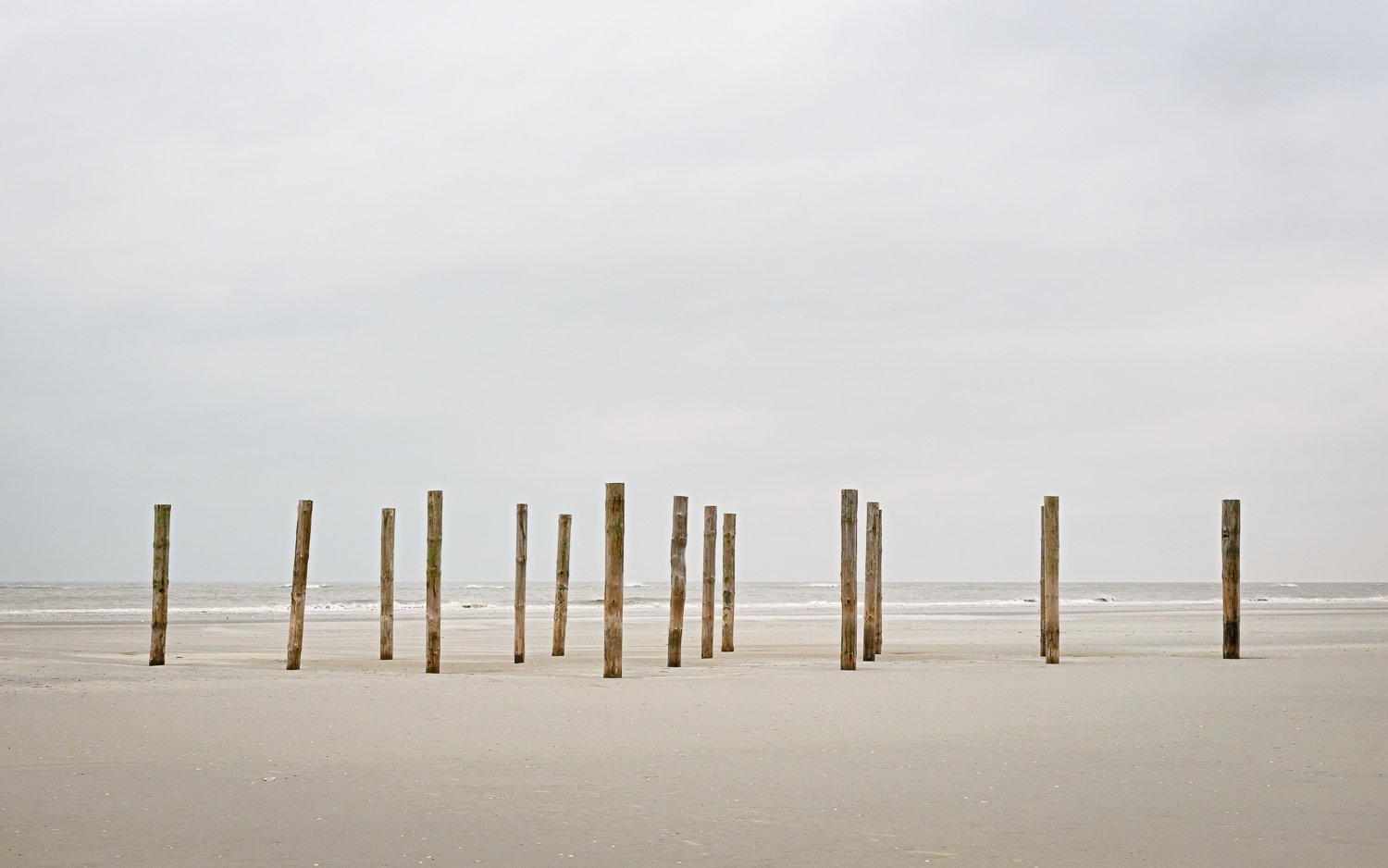 Palen op het lege strand van Schiermonnikoog
